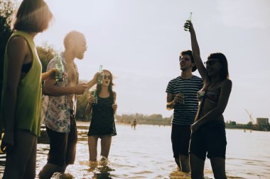 Hipster arkadaşlar kumsal