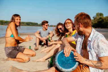 Hipster arkadaşlar kumsal