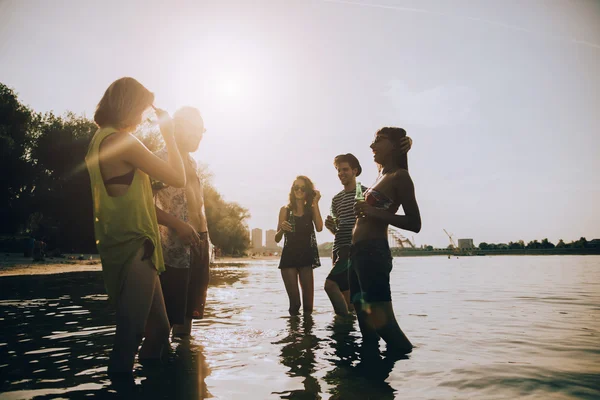 Hipster amis à la plage — Photo