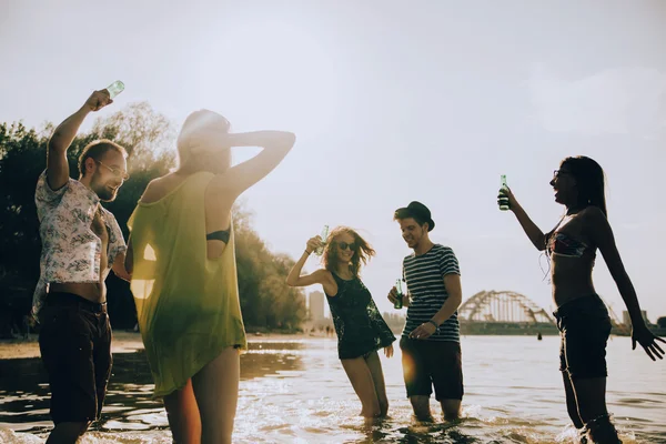 Hipster amis à la plage — Photo