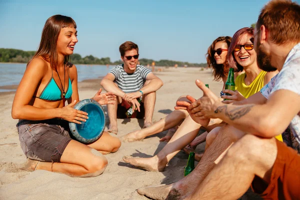 Amici hipster in spiaggia — Foto Stock