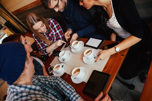 Přátelé v Cafe pití kávy — Stock fotografie