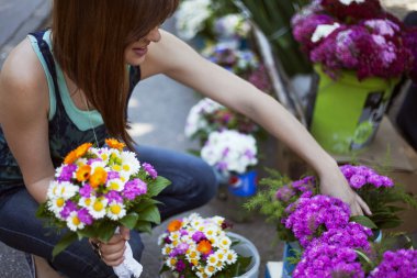 Çiçekçi dükkanı adlı genç kadın
