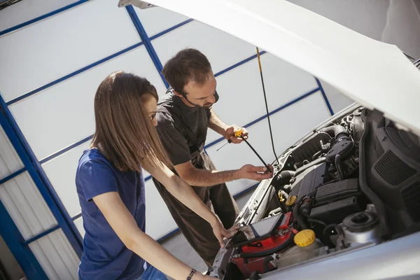 In auto service — Stockfoto