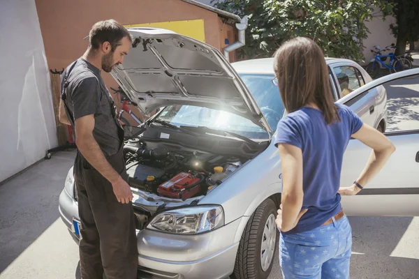 In auto service — Stockfoto