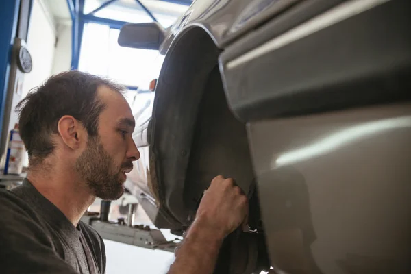 Mannelijke werknemer reparatie A Car — Stockfoto