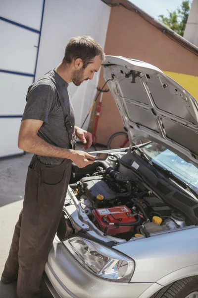 In auto service — Stockfoto