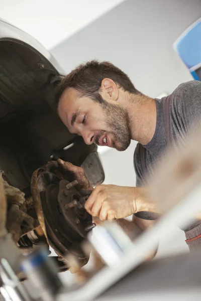 Erkek işçi onarım A araba — Stok fotoğraf