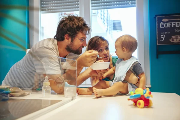 Eltern füttern Baby — Stockfoto