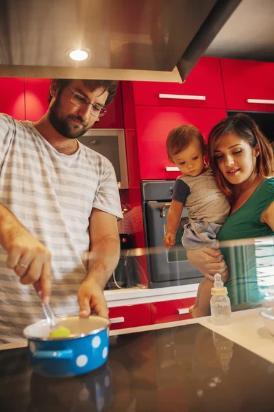 Belle famille dans la cuisine — Photo