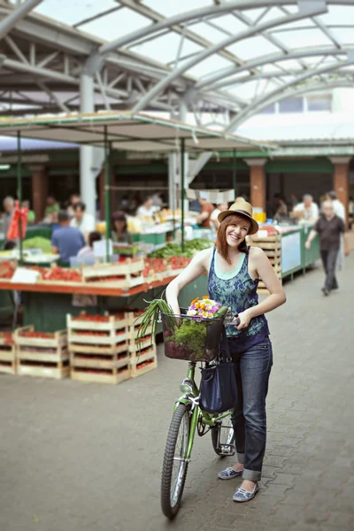 Mujer joven en el mercado —  Fotos de Stock