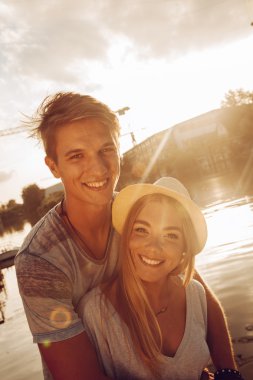 nehir kenarında zevk çift