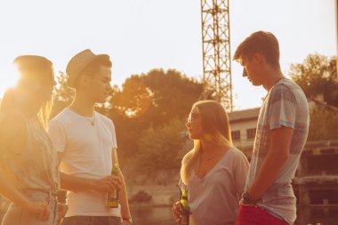 Arkadaşlar eğlenmeye göl kenarında