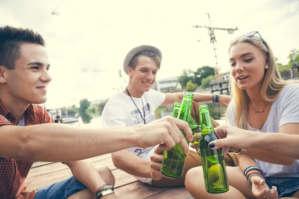 Gruppo di persone tostatura — Foto Stock