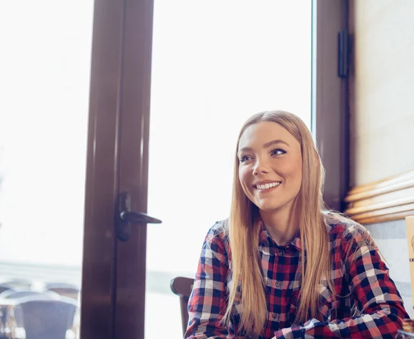 Kvinna i café — Stockfoto