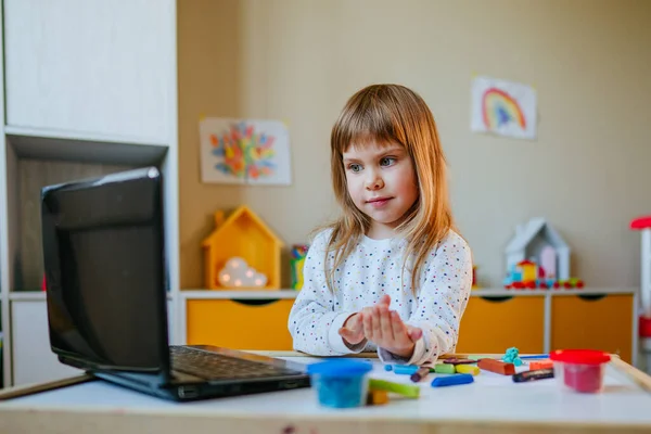 Niña Moldeando Arcilla Colorida Viendo Lección Aprendizaje Línea Interior Del —  Fotos de Stock