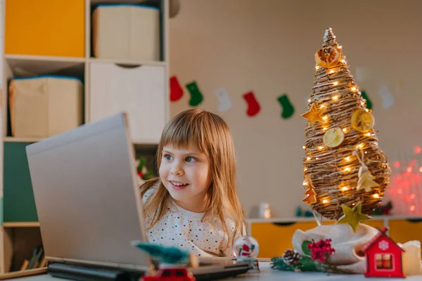 Kleines Jähriges Mädchen Telefoniert Der Weihnachtszeit Mit Dem Laptop Kinderzimmer — Stockfoto