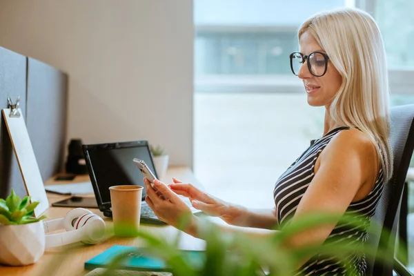 Retrato Mujer Negocios Gafas Que Trabajan Oficina Utilizando Ordenador Portátil — Foto de Stock