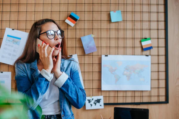 Mujer Negocios Sorprendida Gafas Hablando Con Teléfono Celular Oficina Moderna — Foto de Stock
