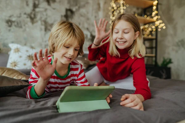 Junge Und Mädchen Nutzen Weihnachten Tablets Für Videotelefonate Selektive Fokussierung — Stockfoto