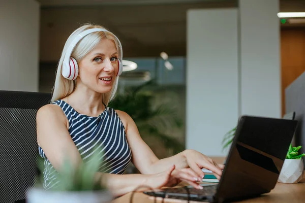 Atractiva Mujer Negocios Los Auriculares Con Ordenador Portátil Para Trabajo — Foto de Stock