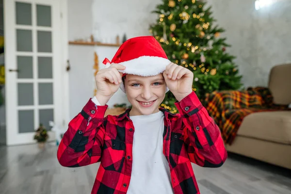 Junge Mit Weihnachtsmütze Zimmer — Stockfoto