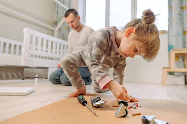 Vater mit Tochter repariert Schublade im Kinderbett — Stockfoto
