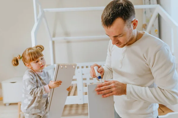 Kleines Jähriges Mädchen Hilft Ihrem Vater Die Schublade Kinderzimmer Zusammenzubauen — Stockfoto