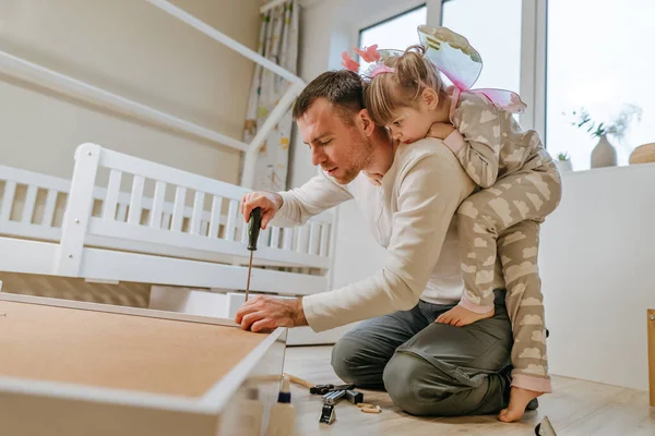 Pequeña Niña Años Ayuda Padre Montar Arreglar Cajón Cama Dormitorio — Foto de Stock