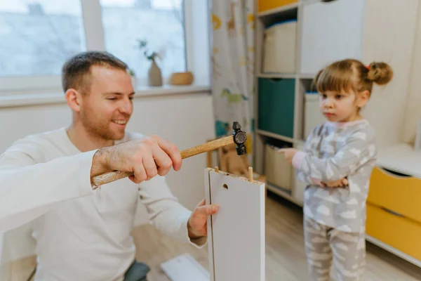 Vater Bringt Seiner Jährigen Tochter Kinderzimmer Den Umgang Mit Dem — Stockfoto