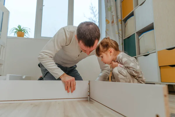 Kleines Jähriges Mädchen Hilft Ihrem Vater Die Schublade Kinderzimmer Zusammenzubauen — Stockfoto
