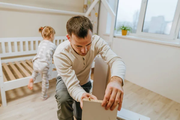 Kleines Jähriges Mädchen Hilft Ihrem Vater Die Schublade Kinderzimmer Zusammenzubauen — Stockfoto