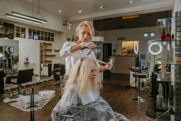 Professionelle Friseurin Färbt Haare Einer Kundin Schönheitssalon Vor Einem Spiegel — Stockfoto