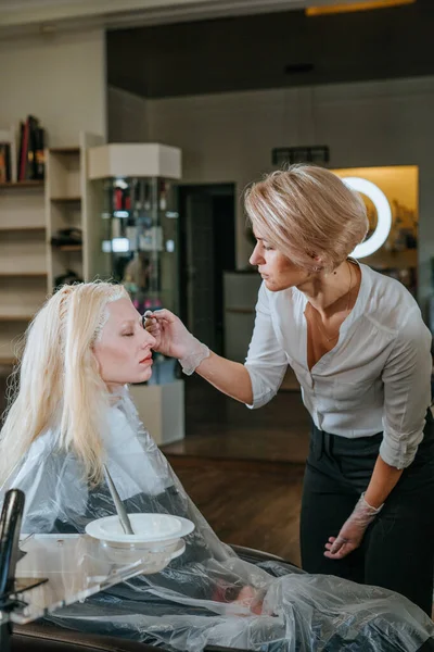 Coiffeur Professionnel Jeune Femme Blonde Teignant Les Sourcils Cliente Salon — Photo
