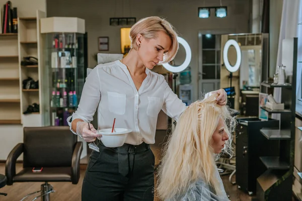 Coiffeur Professionnel Jeune Femme Blonde Teignant Les Cheveux Cliente Salon — Photo