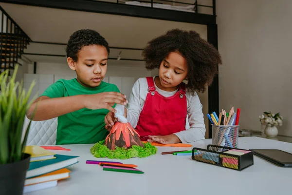 Schwester Und Bruder Haben Spaß Dabei Aus Kindern Ein Vulkanmodell — Stockfoto