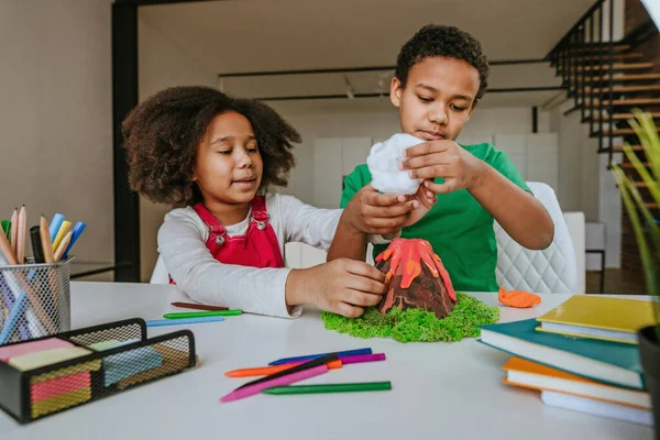 Schwester Und Bruder Haben Spaß Dabei Aus Kindern Ein Vulkanmodell — Stockfoto