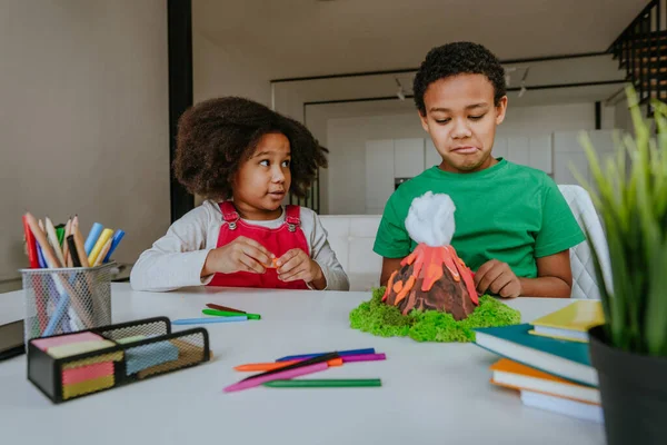 Hermana Hermano Divierten Haciendo Modelo Volcán Bricolaje Los Niños Juegan — Foto de Stock