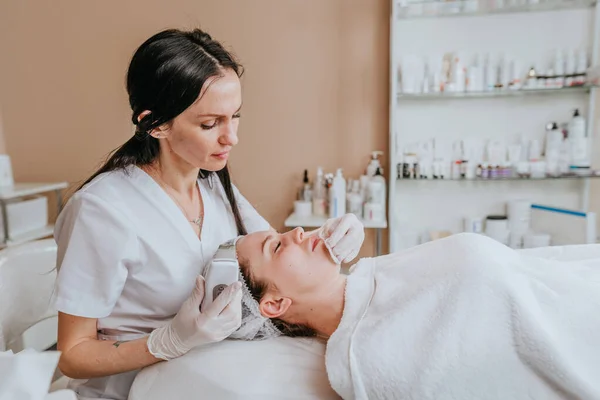 Esthetician Making Facial Cleansing Procedure Using Ultrasonic Scin Scrubber Spatula — Stock Photo, Image