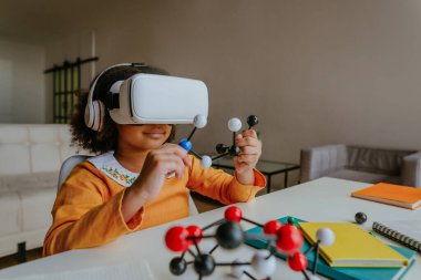 Moleküler model taşıyan VR gözlük kullanan kız