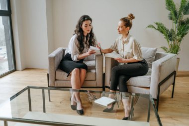 Genç ve güzel bir bayan koç ya da antrenör stajyerine kapalı alanda bir hata gösteriyor. Seçici odak.