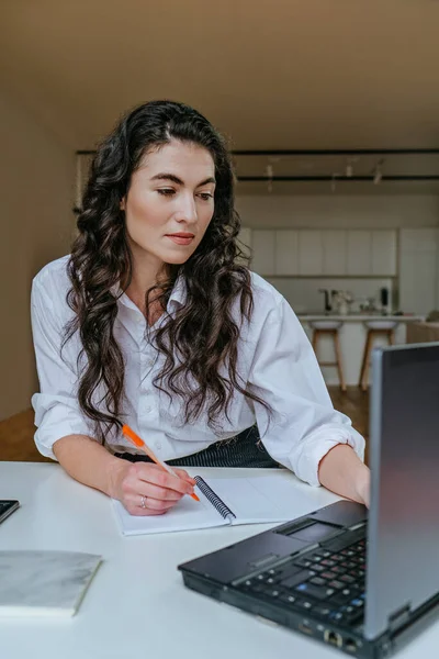 Mujer Joven Que Trabaja Casa Usando Laptop Enfoque Selectivo — Foto de Stock