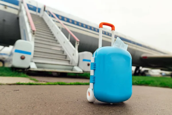 Maleta Con Mascarilla Protectora Delante Del Avión Aeropuerto Viajes Turismo — Foto de Stock