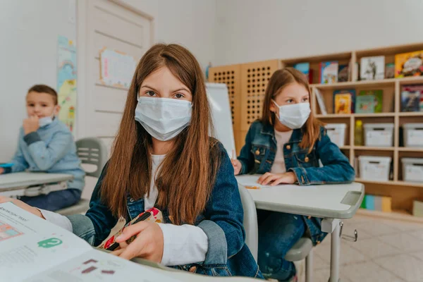 Uczniowie Szkoły Podstawowej Masce Ochronnej Podczas Pandemii Covid Koncepcja Odległości — Zdjęcie stockowe