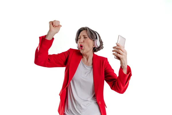 Felice donna anziana ascoltando musica al telefono — Foto Stock