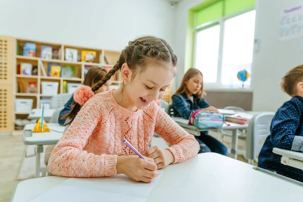 Studenti základních škol se učí ve třídě — Stock fotografie