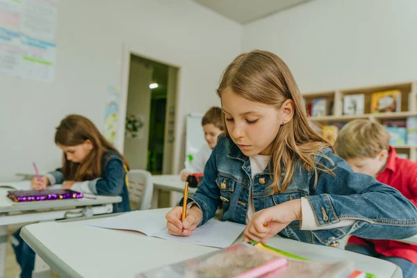 Studenti základních škol se učí ve třídě — Stock fotografie