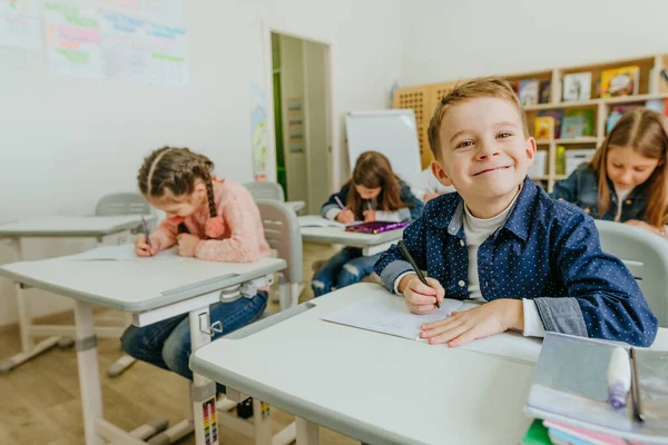 Studenti základních škol se učí ve třídě — Stock fotografie