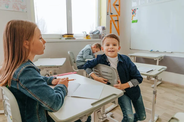 Studenti základních škol sedí ve třídě — Stock fotografie