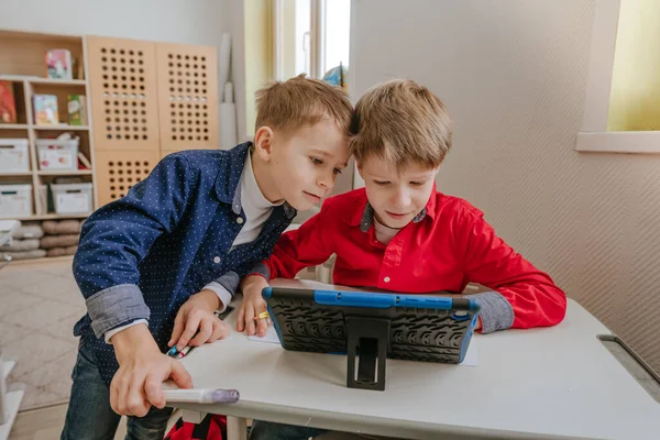 Elementary school students using tablet in the classroom —  Fotos de Stock